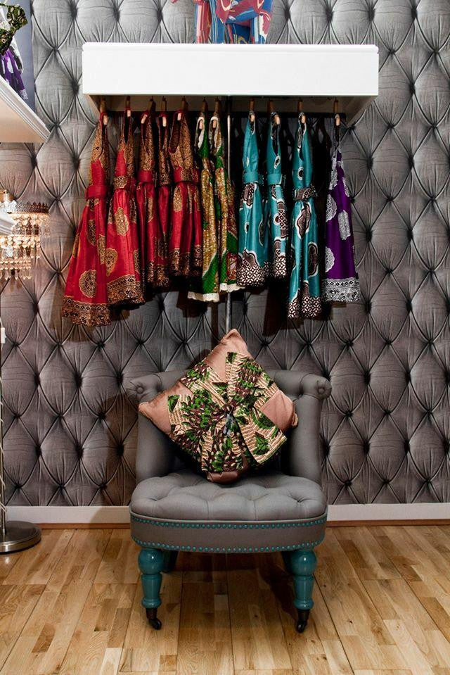 Young and Battaglia Grey Chesterfield Button Back Wallpaper